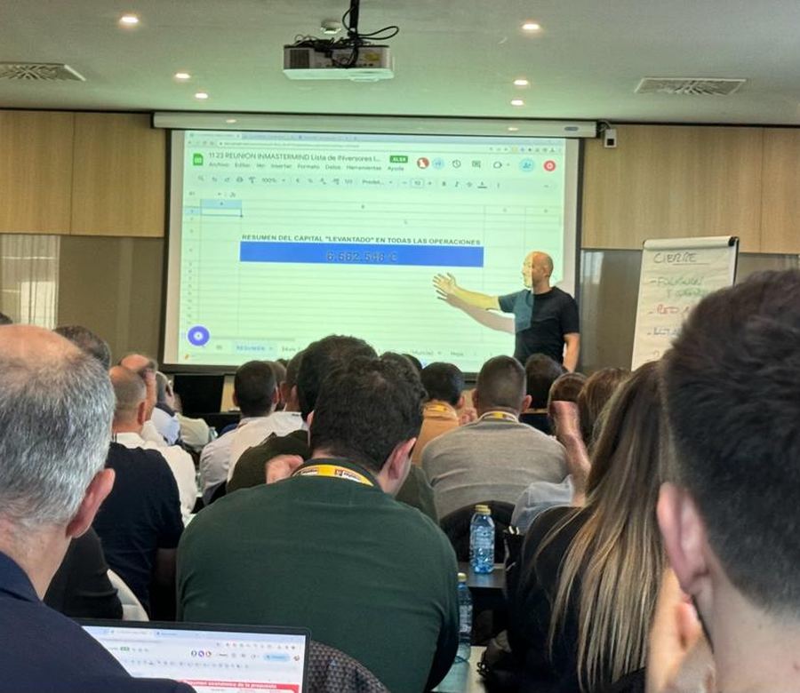 José presentando ante toda la sala